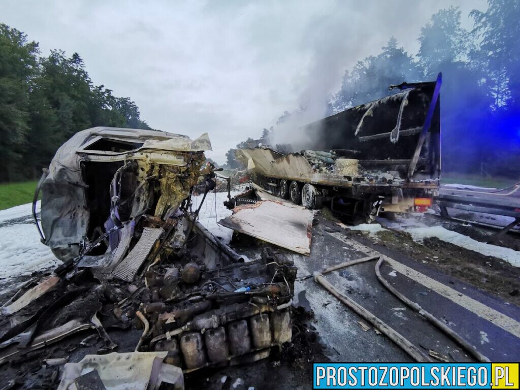 Śmiertelny wypadek na autostradzie A4.Doszło tam do zderzenia dwóch ciężarówek, które się zapaliły.(Zdjęcia)