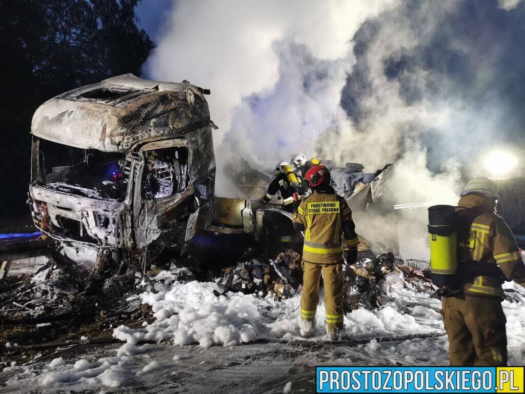 Śmiertelny wypadek na autostradzie A4.Doszło tam do zderzenia dwóch ciężarówek, które się zapaliły.(Zdjęcia)