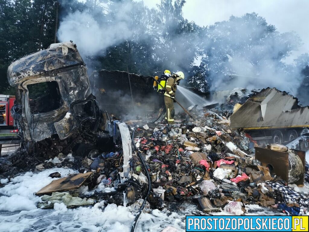 Śmiertelny wypadek na autostradzie A4.Doszło tam do zderzenia dwóch ciężarówek, które się zapaliły.(Zdjęcia)