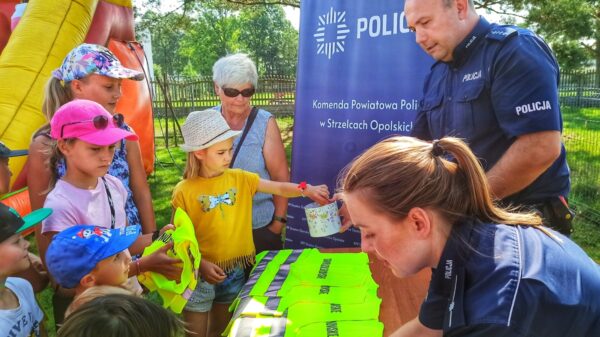 Podczas pikniku policjanci rozmawiali o bezpieczeństwie z młodzieżą.(Zdjęcia)