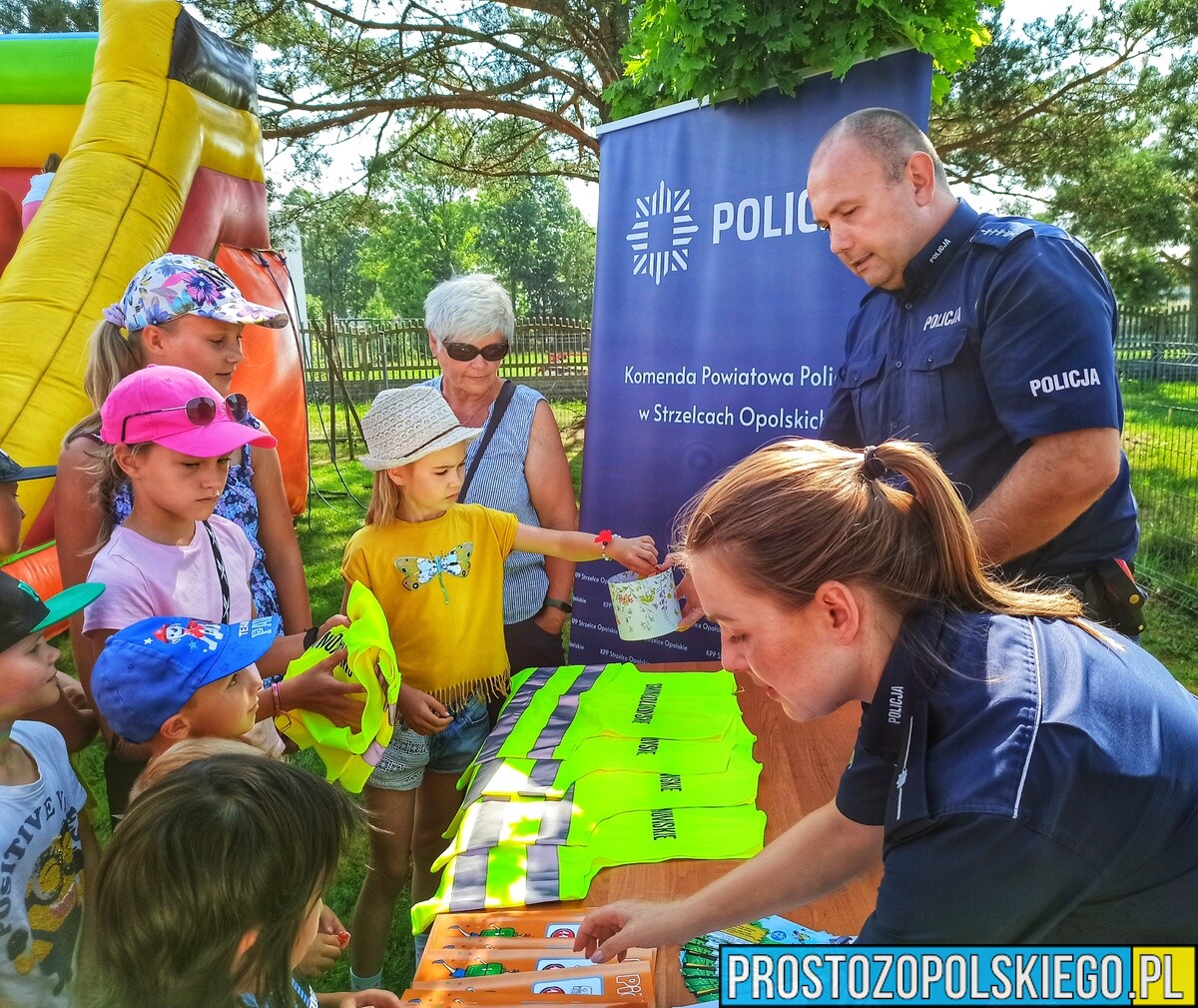Podczas pikniku policjanci rozmawiali o bezpieczeństwie z młodzieżą.(Zdjęcia)