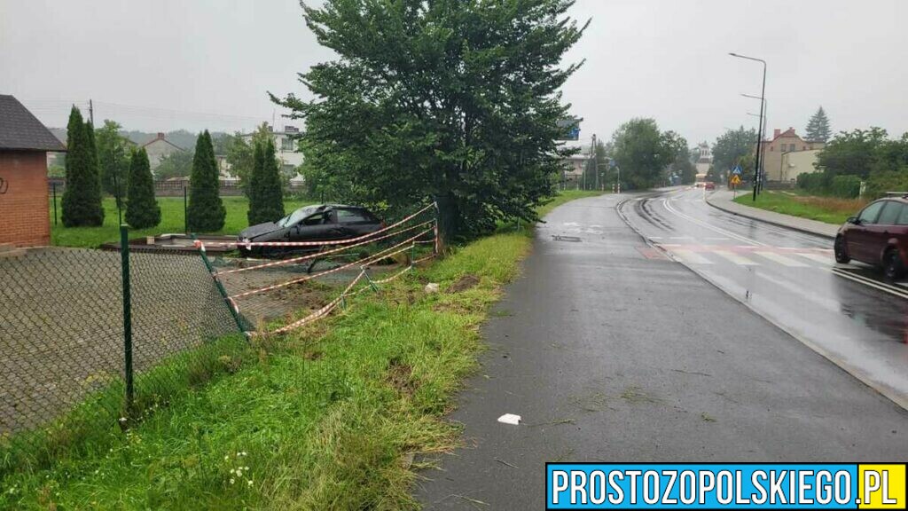 20-latek kierujący audi uderzył w ogrodzenie i uciekł z miejsca. Został zatrzymany przez policjantów i otrzymał mandat przekraczający wartość auta.