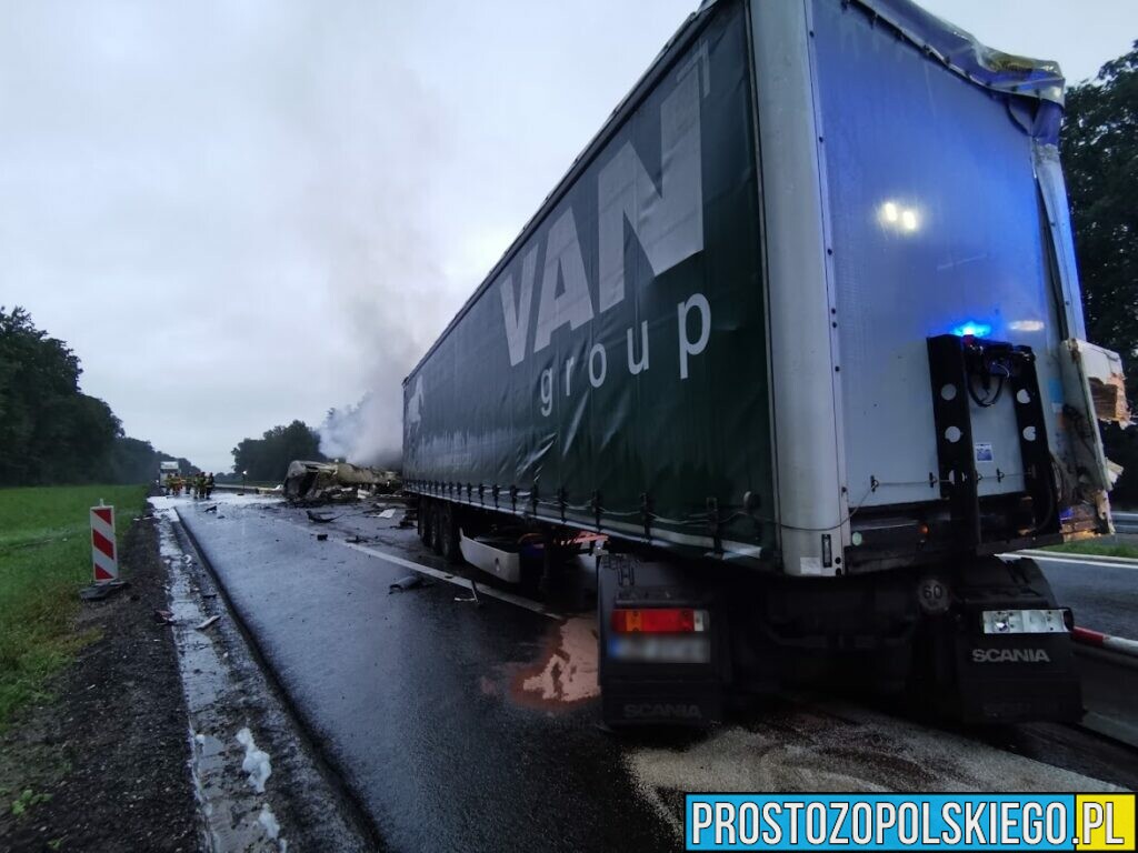 Śmiertelny wypadek na autostradzie A4.Doszło tam do zderzenia dwóch ciężarówek, które się zapaliły.(Zdjęcia)