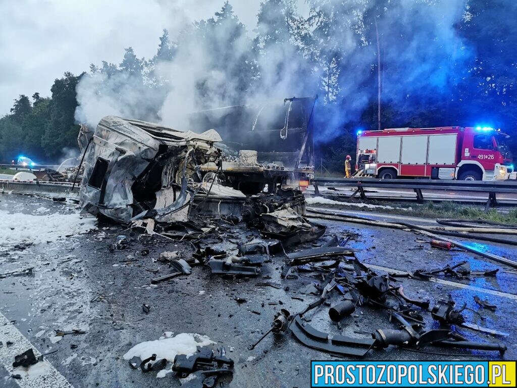 Śmiertelny wypadek na autostradzie A4.Doszło tam do zderzenia dwóch ciężarówek, które się zapaliły.(Zdjęcia)