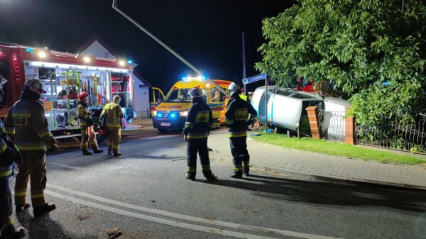 Groźny wypadek w miejscowości Komorno. Ranny został ojciec z dwójką dzieci.(Zdjęcia)