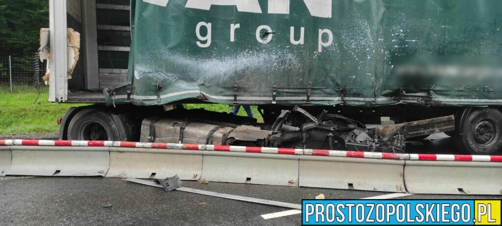 Śmiertelny wypadek na autostradzie A4.Doszło tam do zderzenia dwóch ciężarówek, które się zapaliły.(Zdjęcia)