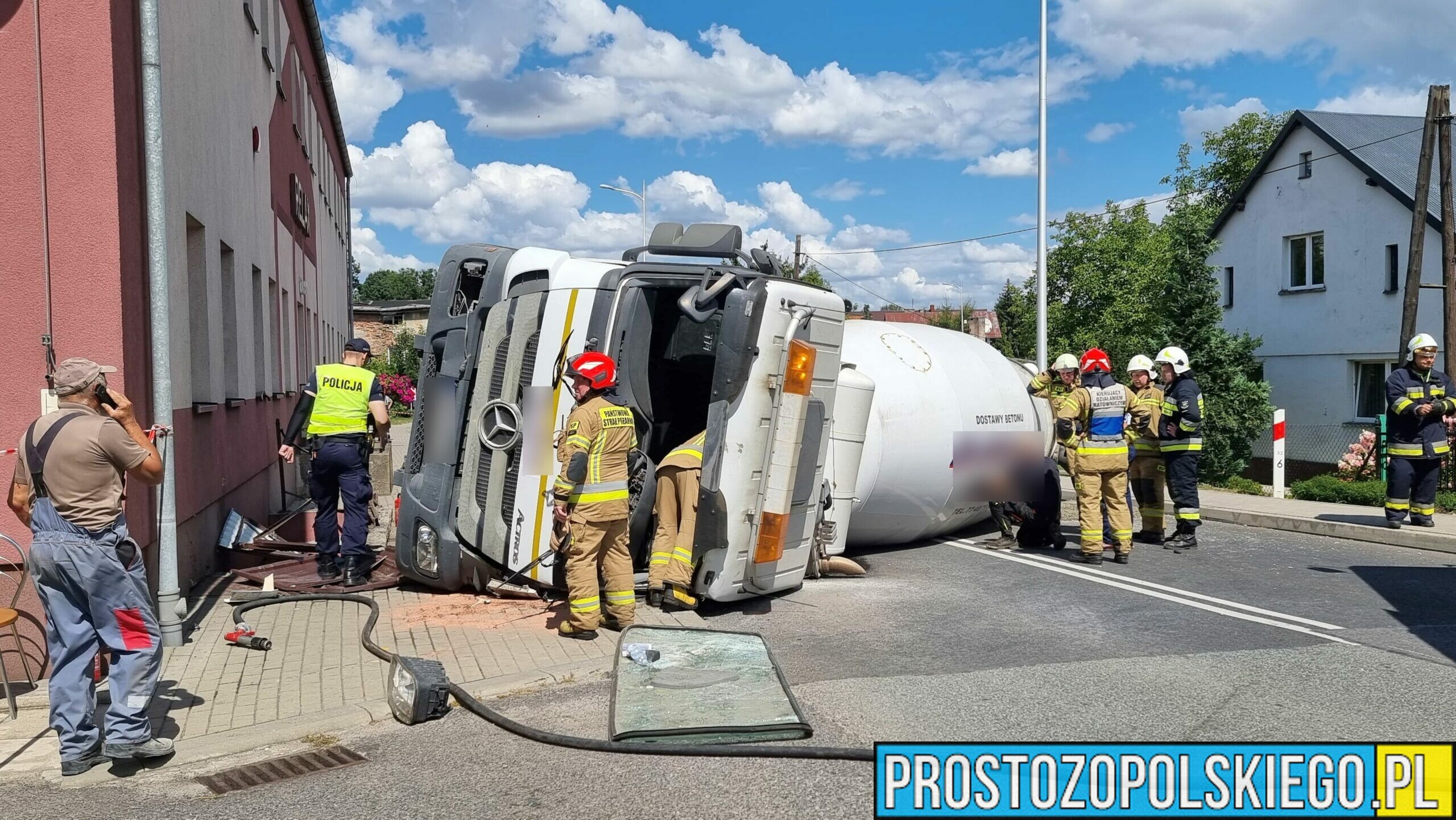 Wypadek betoniarki na DK38 w miejscowości Pawłowiczki.(Zdjęcia)