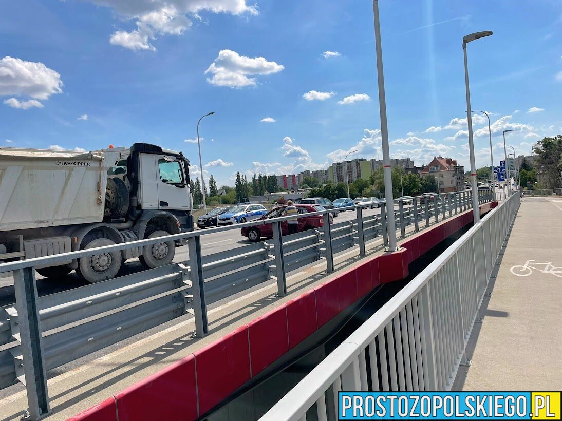 Zderzenie ciężarówki z osobówką na moście na ul.Niemodlińskiej w Opolu(Zdjęcia&Wideo)