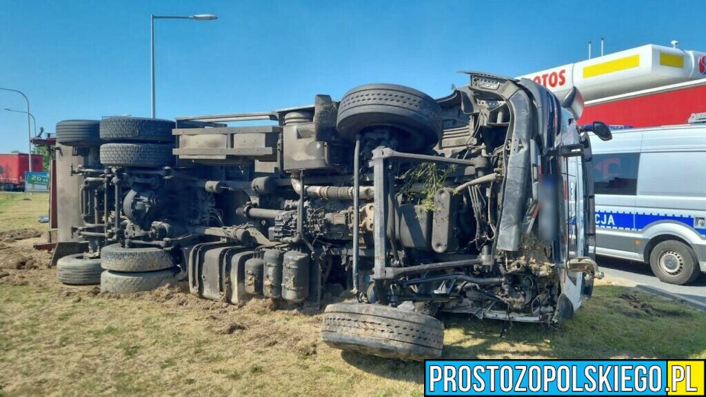 Wypadek śmieciarki w Pakosławicach.Ranny kierowca zabrany do szpitala.(Zdjęcia)