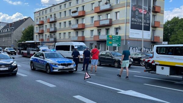 Zderzenie trzech samochodów na ul. Nysy Łużyckiej w Opolu.(Nagranie z kamerki samochodowej)