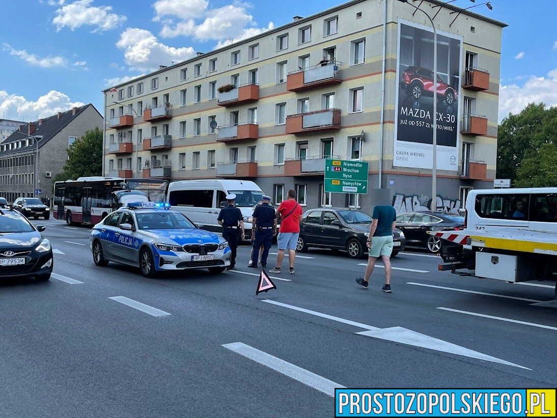 Zderzenie trzech samochodów na ul. Nysy Łużyckiej w Opolu.(Nagranie z kamerki samochodowej)