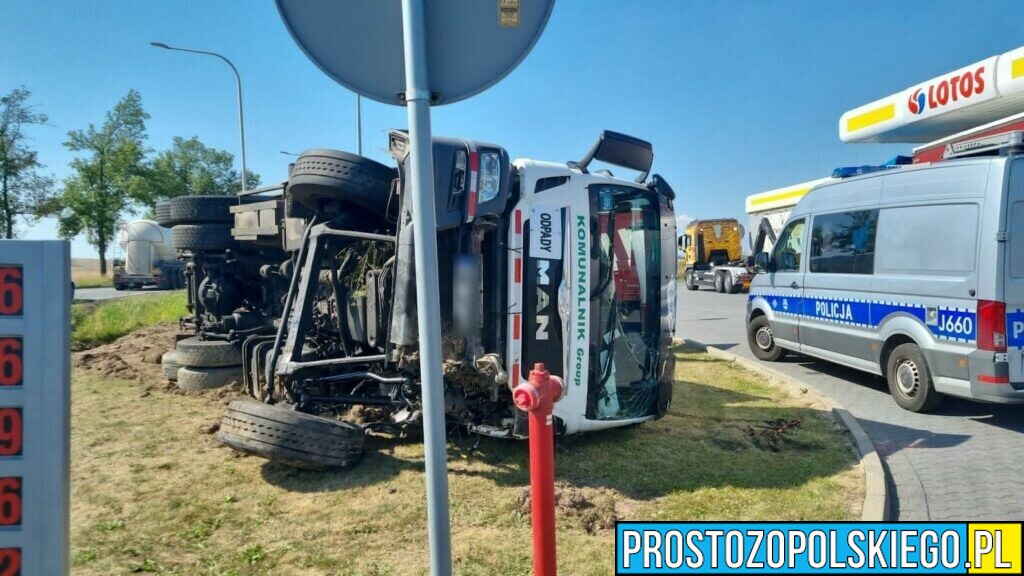 Wypadek śmieciarki w Pakosławicach.Ranny kierowca zabrany do szpitala.(Zdjęcia)