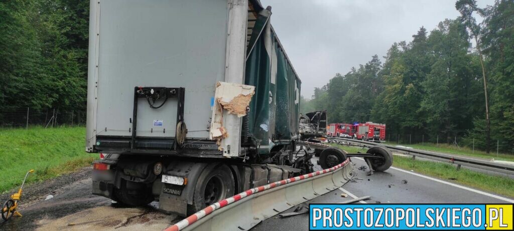 Śmiertelny wypadek na autostradzie A4.Doszło tam do zderzenia dwóch ciężarówek, które się zapaliły.(Zdjęcia)