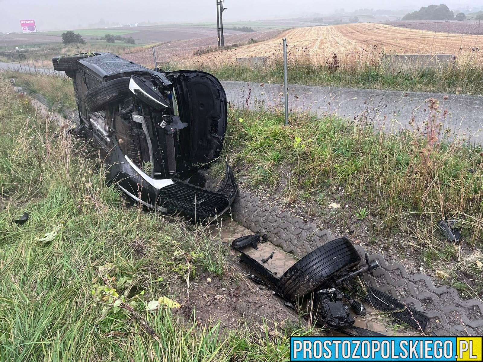 Dachowanie auta na autostradzie A4 na 266km w kierunku Katowic.