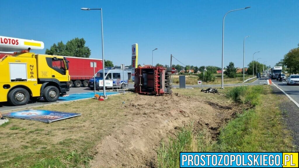 Wypadek śmieciarki w Pakosławicach.Ranny kierowca zabrany do szpitala.(Zdjęcia)