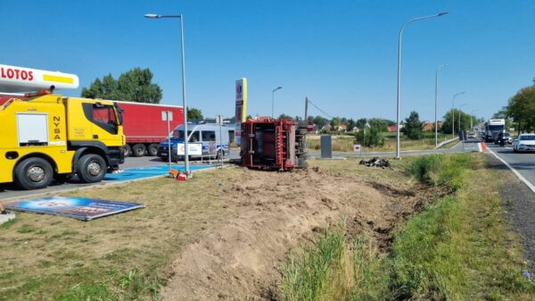 Wypadek śmieciarki w Pakosławicach.Ranny kierowca zabrany do szpitala.(Zdjęcia)