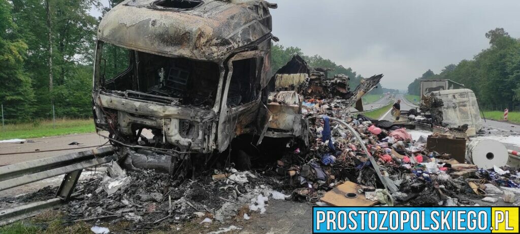 Śmiertelny wypadek na autostradzie A4.Doszło tam do zderzenia dwóch ciężarówek, które się zapaliły.(Zdjęcia)