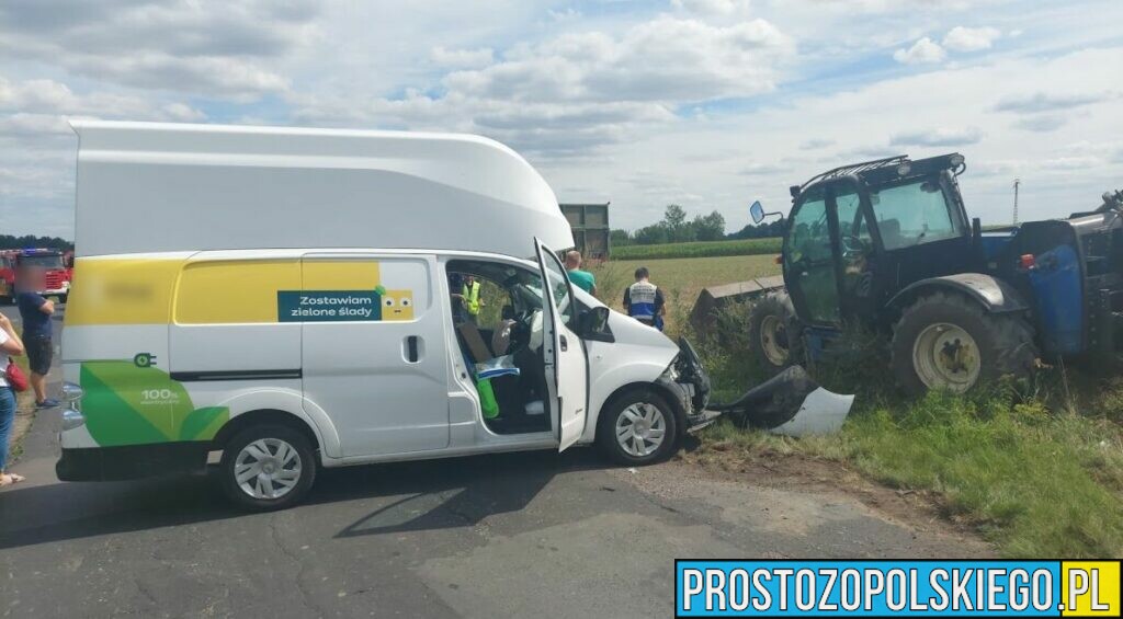 19-latek jadący dostawczakiem zderzył się czołowo z specjalistyczną maszyną (ładowaczem).