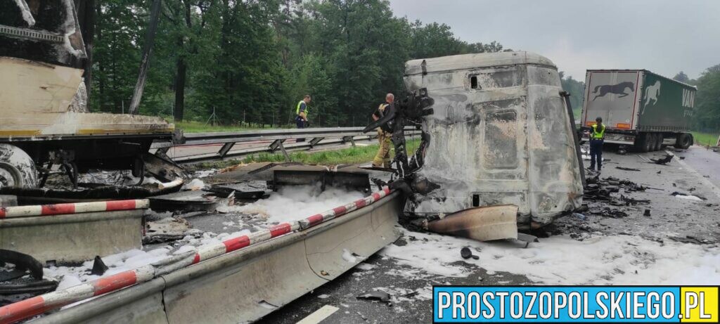 Śmiertelny wypadek na autostradzie A4.Doszło tam do zderzenia dwóch ciężarówek, które się zapaliły.(Zdjęcia)