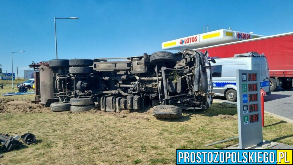 Wypadek śmieciarki w Pakosławicach.Ranny kierowca zabrany do szpitala.(Zdjęcia)