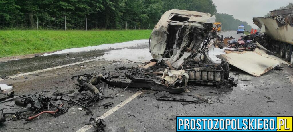 Śmiertelny wypadek na autostradzie A4.Doszło tam do zderzenia dwóch ciężarówek, które się zapaliły.(Zdjęcia)