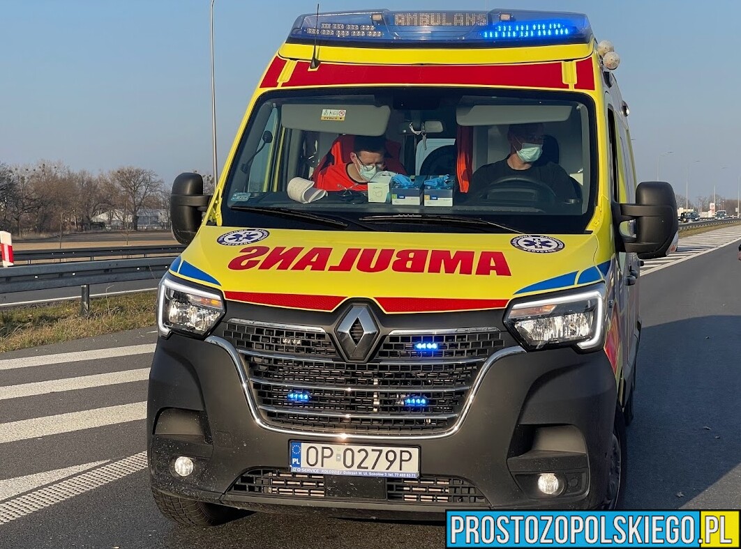 W ambulansie popsuły się sygnały świetlne i dźwiękowe. Z pomocą pospieszyli policjanci