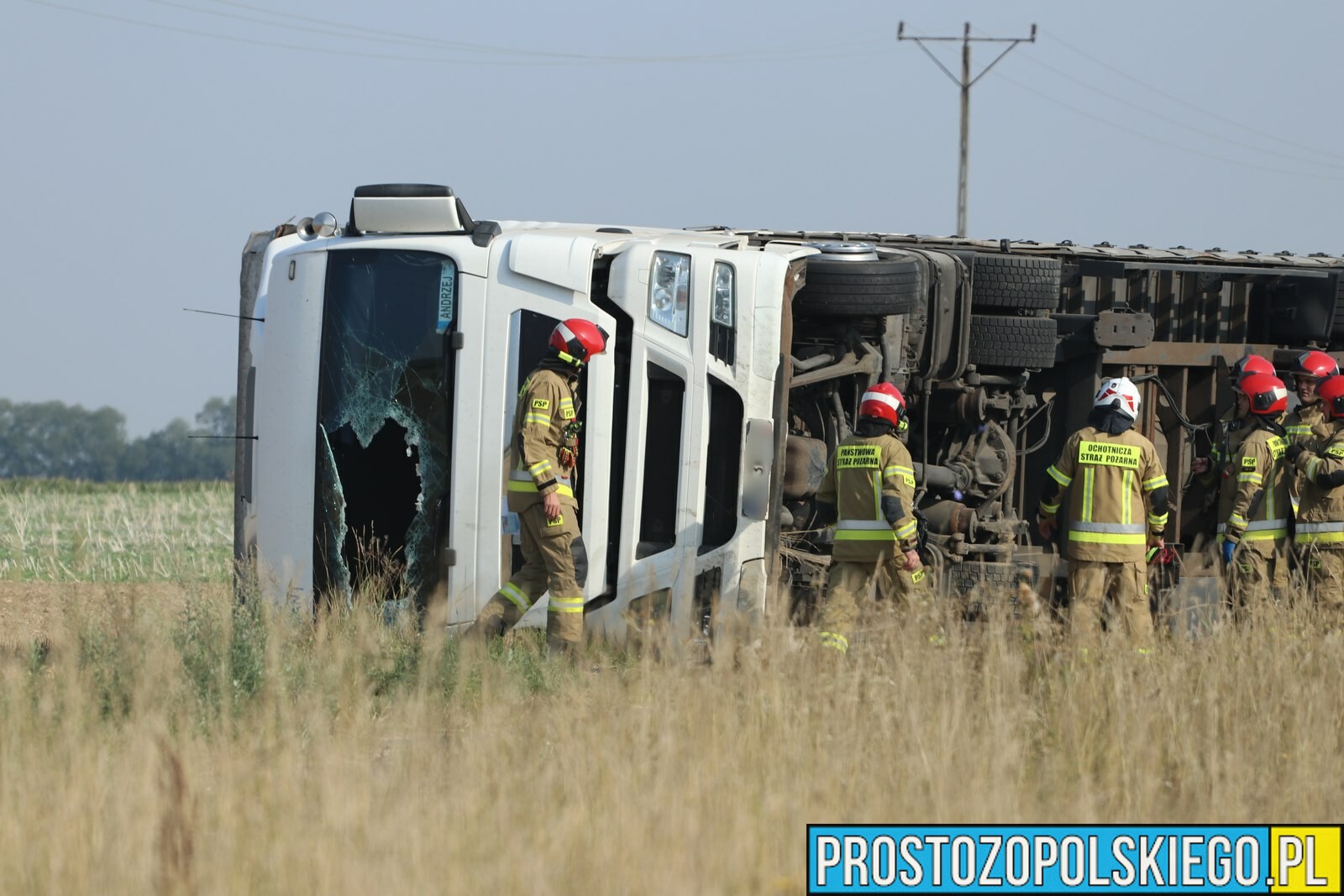 58-letni kierowca MAN-a prawdopodobnie zasłabł za kierownicą i wypadł z drogi pomiędzy Bierzowem a węzłem autostradowym A4.(Zdjęcia)