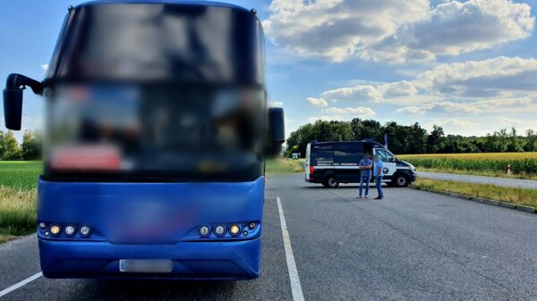 Inspektorzy z WITD zatrzymali do kontroli autokar bez ważnych badań technicznych ,który jeździł na linii z Ukrainy Polski.