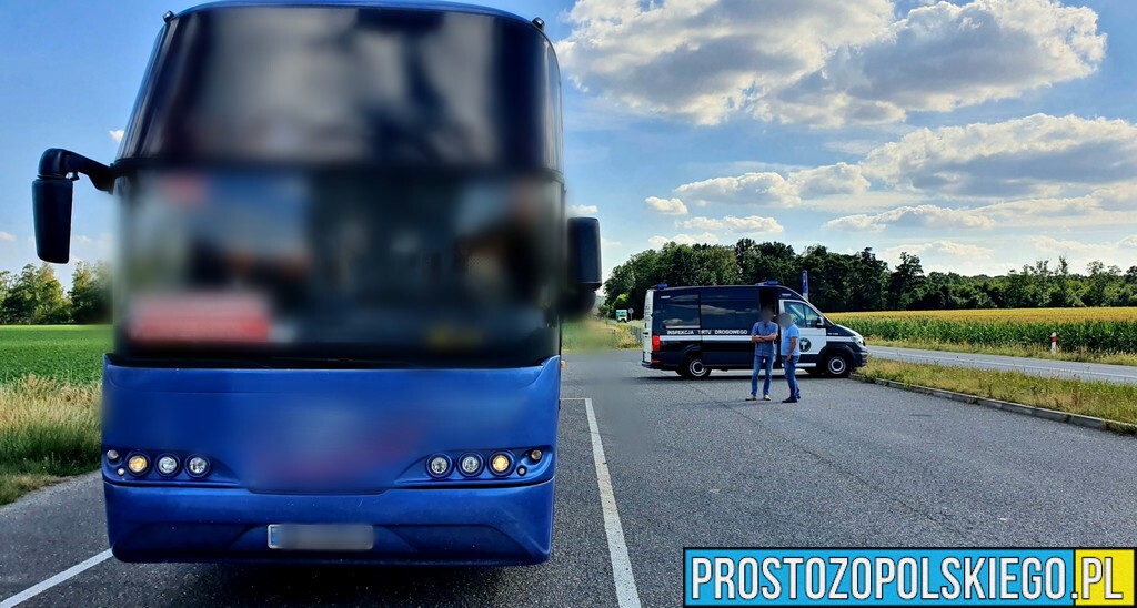 Inspektorzy z WITD zatrzymali do kontroli autokar bez ważnych badań technicznych ,który jeździł na linii z Ukrainy Polski.