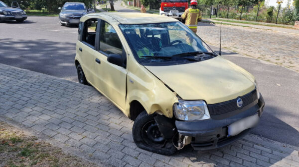 Dachowanie samochodu osobowego w Pępicach w powiecie Brzeskim .(Zdjęcia)