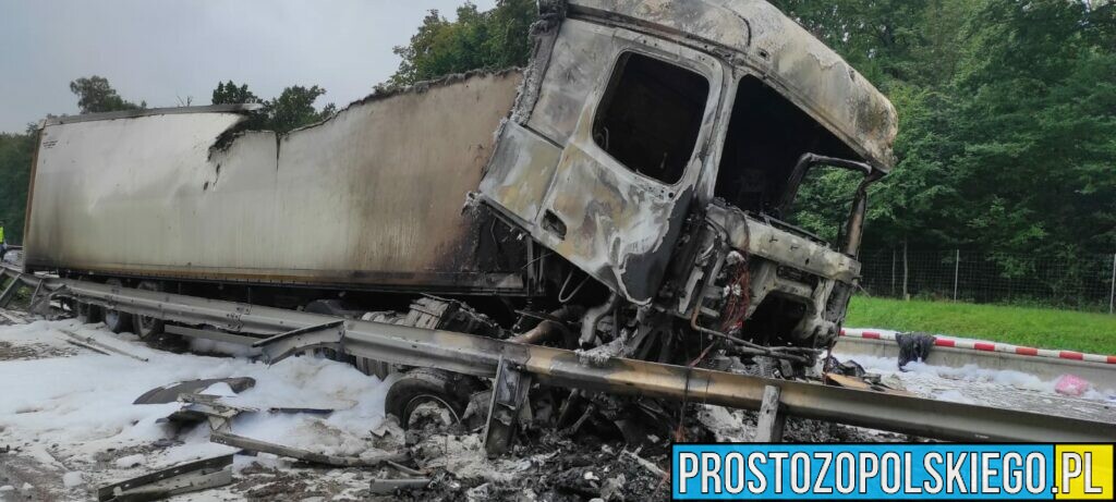 Śmiertelny wypadek na autostradzie A4.Doszło tam do zderzenia dwóch ciężarówek, które się zapaliły.(Zdjęcia)