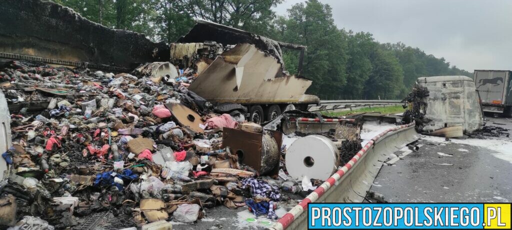 Śmiertelny wypadek na autostradzie A4.Doszło tam do zderzenia dwóch ciężarówek, które się zapaliły.(Zdjęcia)