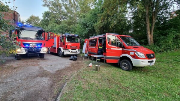 Strażacy z grupy chemicznej wyłowili z Odry beczkę.(Zdjęcia)