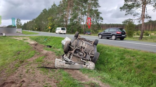 Wypadek w Kątach Opolskich. Doszło tam do zderzenia Mercedesa z Oplem.(Zdjęcia)