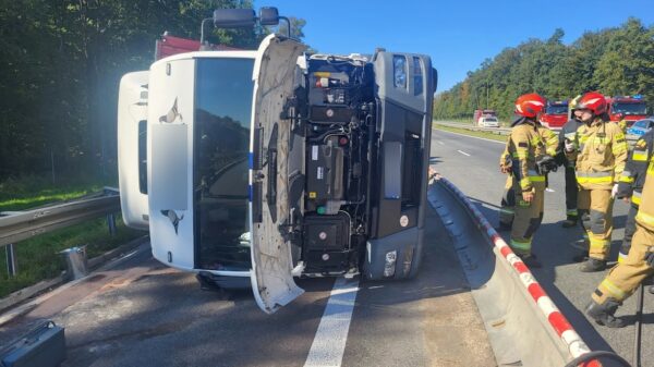 Wypadek ciężarówki na remontowanym odcinku autostrady A4.Jedna osoba została poszkodowana.