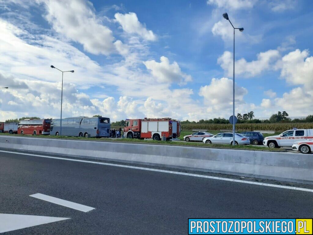 Wypadek na autostradzie A4. Ciężarówka wjechała w autobus, którym jechały dzieci. Na miejscu jest LPR.(Zdjęcia)