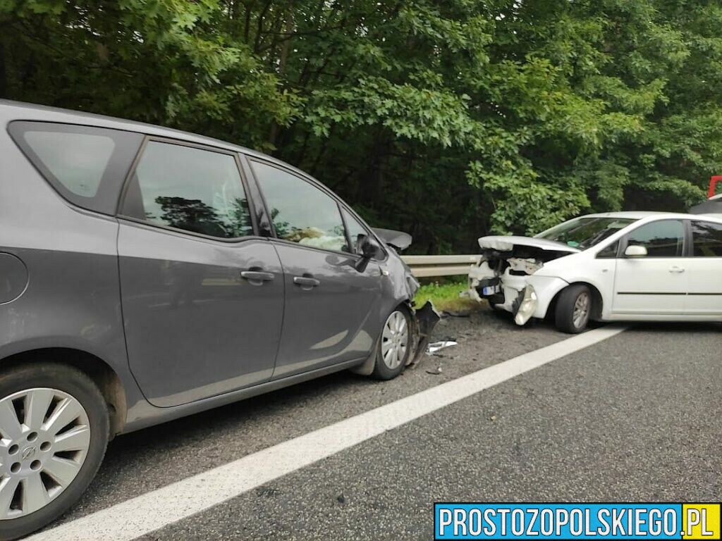 Wypadek dwóch osobówek na DK46 na drodze Opole-Ozimek w Dębskiej Kuźni.