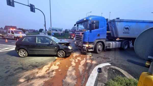 Poranny wypadek na obwodnicy Opola. Zderzenie ciężarówki z osobówką. Ranna kobieta zabrana do szpitala. (Zdjęcia)