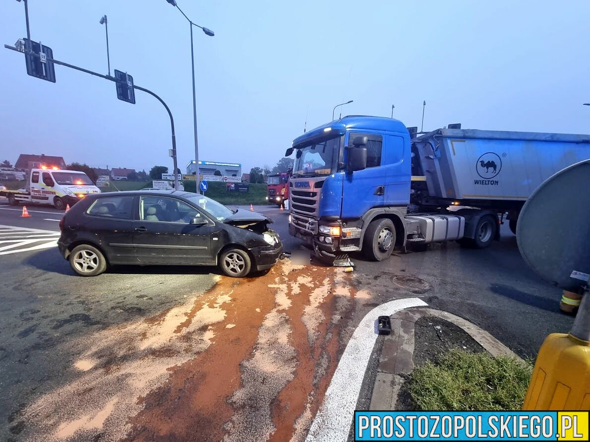 Poranny wypadek na obwodnicy Opola. Zderzenie ciężarówki z osobówką. Ranna kobieta zabrana do szpitala. (Zdjęcia)