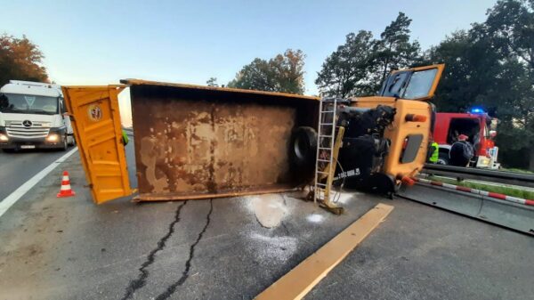 Samochód ciężarowy wywrócił się na autostradzie A4 na 281km kierunek Katowice.(Zdjęcia)