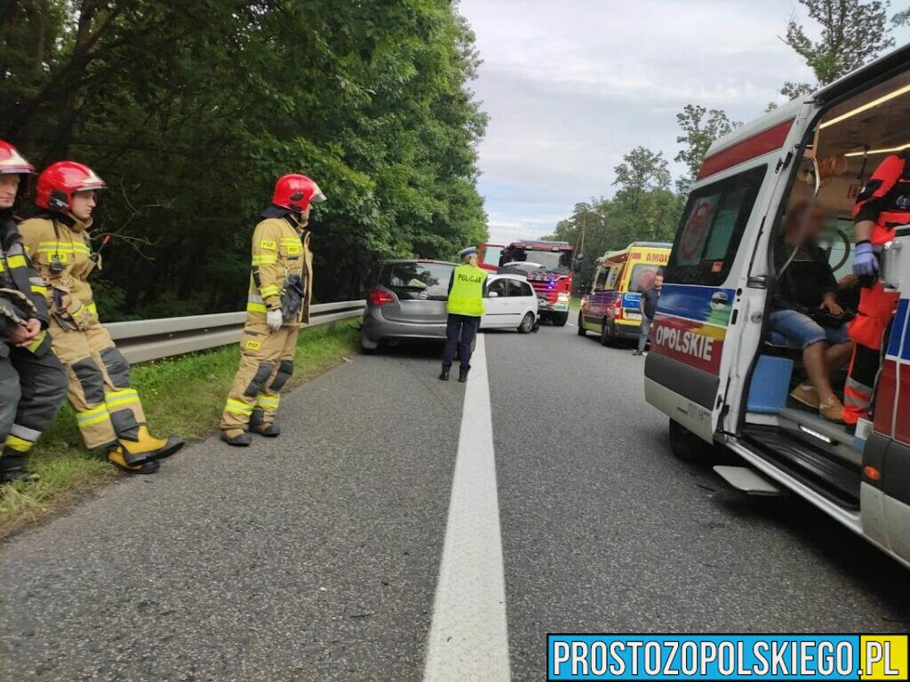 Wypadek dwóch osobówek na DK46 na drodze Opole-Ozimek w Dębskiej Kuźni.