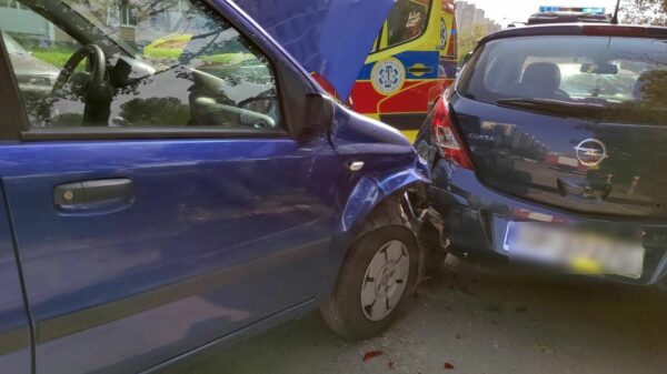 Wypadek na ul.Koszyka w Opolu. Mężczyzna zasłabł za kierownicą i wjechał w dwa zaparkowane auta.(Zdjęcia)