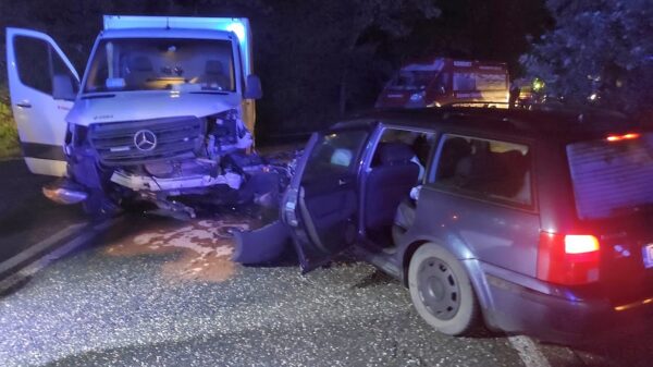 Zderzenie busa z osobówką na skrzyżowaniu ulic Teligi i Strzelecką w Opolu.Trzy osoby ranne.(Zdjęcia)