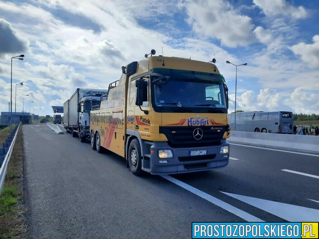 Wypadek na autostradzie A4. Ciężarówka wjechała w autobus, którym jechały dzieci. Na miejscu jest LPR.(Zdjęcia)