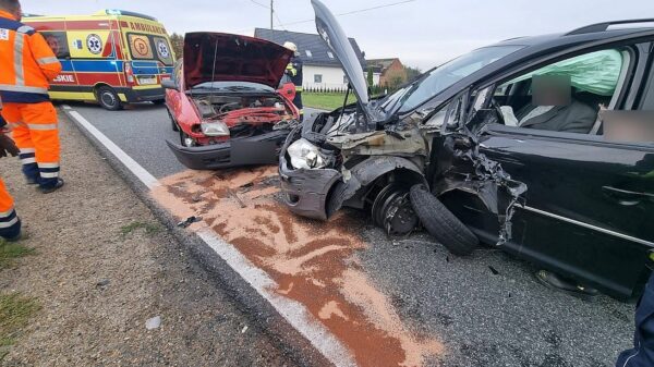 Wypadek na DK45 w Bierdzanach. Zderzenie dwóch osobówek z ciężarówką. Dwie osoby zostały zabrane do szpitala.(Zdjęcia&Wideo)