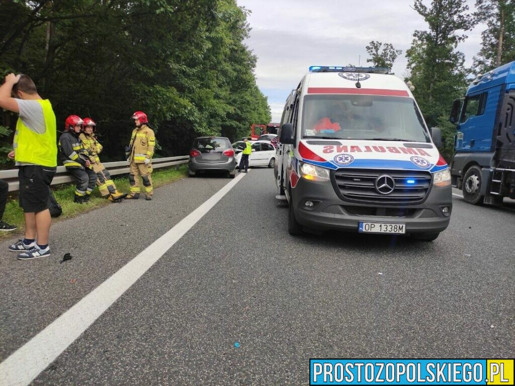 Wypadek dwóch osobówek na DK46 na drodze Opole-Ozimek w Dębskiej Kuźni.