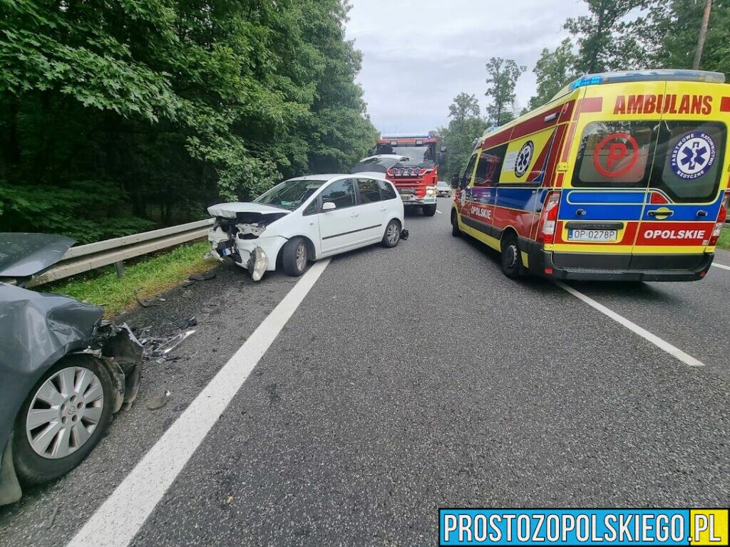 Wypadek dwóch osobówek na DK46 na drodze Opole-Ozimek w Dębskiej Kuźni.