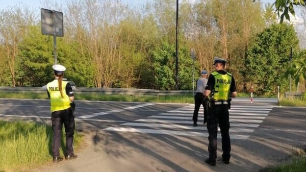 Jutro w całym kraju policjanci przeprowadzą wzmożone działania pn. „Niechronieni uczestnicy ruchu drogowego” (NURD). Akcja ma na celu zwiększenie poziomu bezpieczeństwa niechronionych uczestników ruchu drogowego, do których zaliczamy pieszych, rowerzystów oraz użytkowników urządzeń transportu osobistego (UTO), takich jak hulajnogi elektryczne. Osoby te są szczególnie narażone na odnoszenie poważnych obrażeń w zdarzeniach drogowych, ponieważ nie są chronione przez żadne dodatkowe systemy bezpieczeństwa. 28 września w ramach ogólnopolskich działań „Niechronieni uczestnicy ruchu drogowego” policjanci będą zwracać szczególną uwagę na zachowania kierowców w stosunku do pieszych, ale też bacznie przyjrzą się pieszym czy sami nie łamią przepisów ruchu drogowego. Funkcjonariusze obejmą także nadzorem rowerzystów i użytkowników UTO, którzy podobnie jak piesi są szczególnie narażeni na negatywne skutki zdarzeń drogowych. Przypominamy więc najważniejsze zasady i przepisy ruchu drogowego dotyczące bezpieczeństwa niechronionych uczestników ruchu drogowego. Kierujący pojazdem, który zbliża się do przejścia dla pieszych ma obowiązek: zachować szczególną ostrożność, zmniejszyć prędkość tak, aby nie narazić na niebezpieczeństwo pieszego znajdującego się na tym przejściu albo na nie wchodzącego, ustąpić pierwszeństwa pieszemu znajdującemu się na tym przejściu albo wchodzącemu na to przejście. Pieszym przypominamy, aby: przechodzili w miejscach dozwolonych po upewnieniu się, że nie wtargną wprost przed jadący pojazd, nie wychodzili na drogę zza przeszkód, innych pojazdów, zachowali szczególną ostrożność wchodząc na przejście dla pieszych, jezdnię lub torowisko, upewnili się, że mogą bezpiecznie przejść, nie ograniczali sobie możliwości obserwacji – nie korzystali z telefonu lub innego urządzenia elektronicznego wchodząc lub przechodząc przez przejście dla pieszych, jezdnię lub torowisko, korzystali z chodnika, a w przypadku jego braku z pobocza, poruszali się lewą stroną drogi, nosili elementy odblaskowe poruszając się poza terenem zabudowanym po zmierzchu. Rowerzysta obowiązany jest: posiadać sprawne hamulce, oświetlenie oraz dzwonek w swoim jednośladzie, korzystać z drogi dla rowerów lub pasa ruchu dla rowerów, jeśli są one wyznaczone dla kierunku, w którym się porusza lub zamierza skręcić, korzystając z drogi dla rowerów i pieszych, zachować szczególną ostrożność i ustąpić miejsca pieszym, do zakładania kamizelek odblaskowych zachęcamy również rowerzystów, szczególnie podczas jazdy w warunkach ograniczonej widoczności ( złej pogody) oraz od zmierzchu do świtu. Natomiast kierujący hulajnogą elektryczną powinien: korzystać z drogi dla rowerów lub pasa ruchu dla rowerów, jeśli są one wyznaczone dla kierunku, w którym się porusza lub zamierza skręcić; korzystać z jezdni, po której ruch pojazdów jest dozwolony z prędkością nie większą niż 30 km/h; zachować bezpieczny odstęp – nie mniejszy niż 1 metr przy wyprzedzaniu wybranych uczestników ruchu drogowego (rower, wózek rowerowy, motorower, motocykl, hulajnoga elektryczna, UTO, UWR, kolumna pieszych); w przypadku korzystania z chodnika (dopuszczalne gdy brakuje wydzielonej drogi dla rowerów oraz pasa ruchu dla rowerów, a chodnik jest usytuowany wzdłuż jezdni, po której ruch pojazdów jest dozwolony z prędkością większą niż 30 km/h) – poruszać się z prędkością zbliżoną do prędkości pieszego, zachować szczególną ostrożność, ustąpić pierwszeństwa pieszemu oraz nie utrudniać ruchu pieszym.