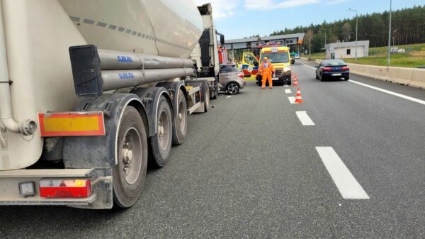 Zderzenie cementowozu z osobówką na zjeździe z autostrady A4.Jedna osoba została poszkodowana.
