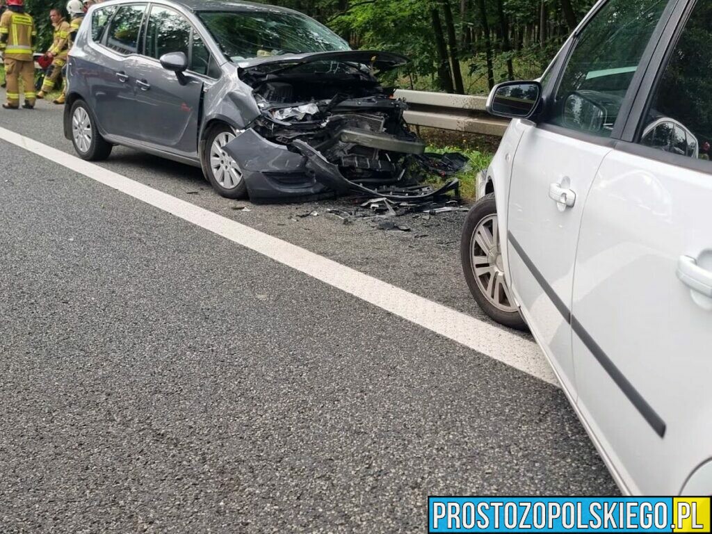 Wypadek dwóch osobówek na DK46 na drodze Opole-Ozimek w Dębskiej Kuźni.